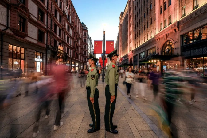 解放军报微信公号|人山人海里，他们是别样的风景