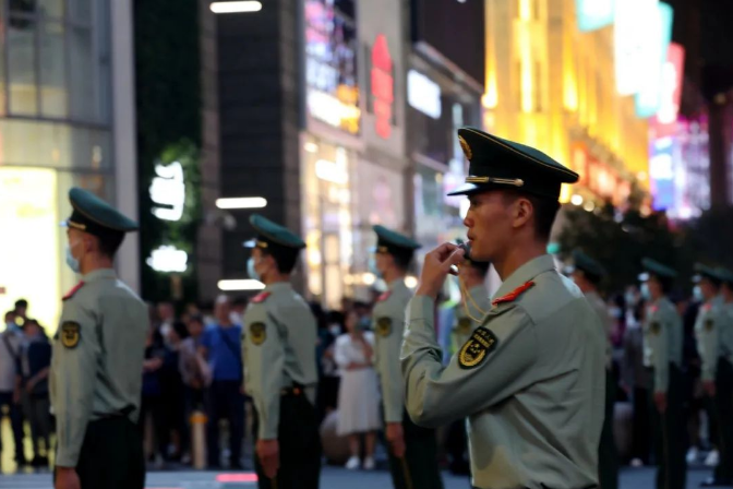 解放军报微信公号|人山人海里，他们是别样的风景