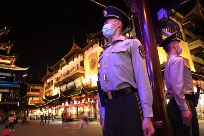 解放军报微信公号|人山人海里，他们是别样的风景