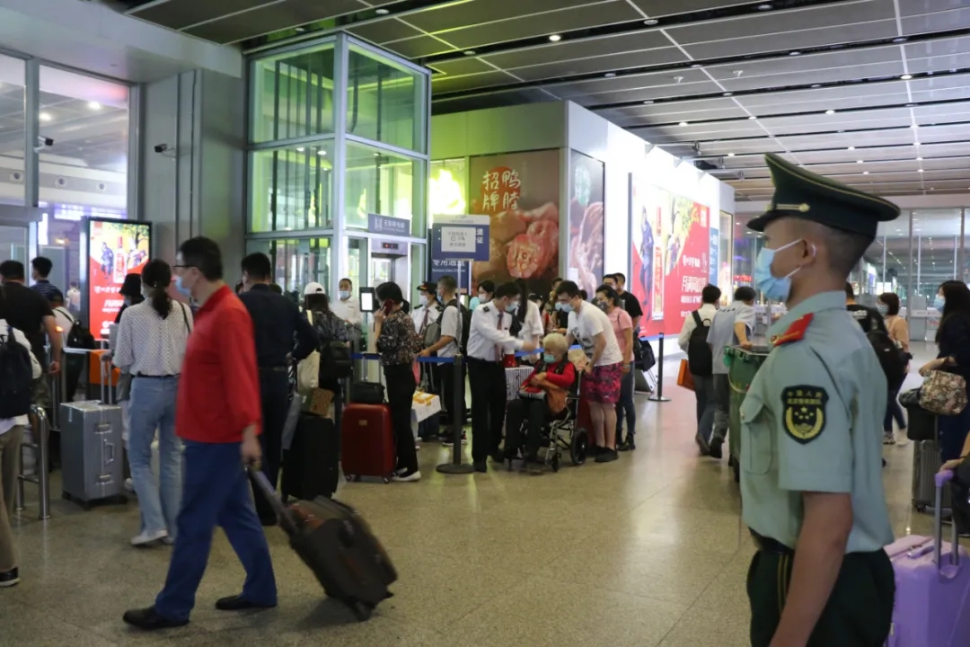 解放军报微信公号|人山人海里，他们是别样的风景