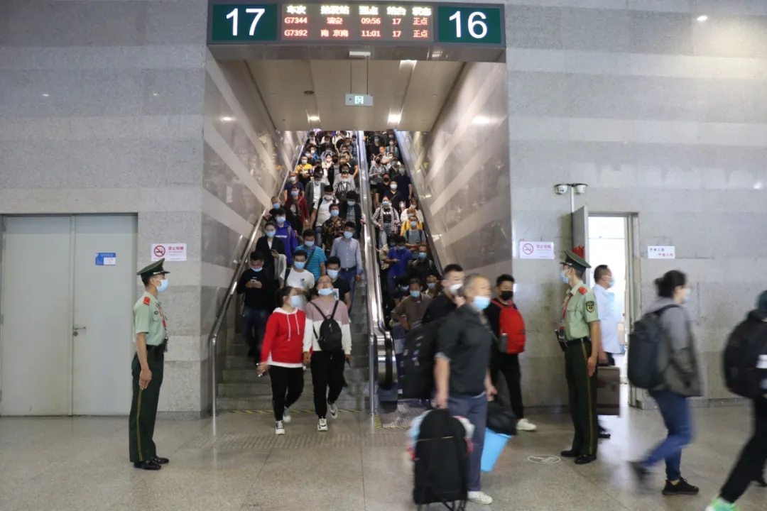 解放军报微信公号|人山人海里，他们是别样的风景