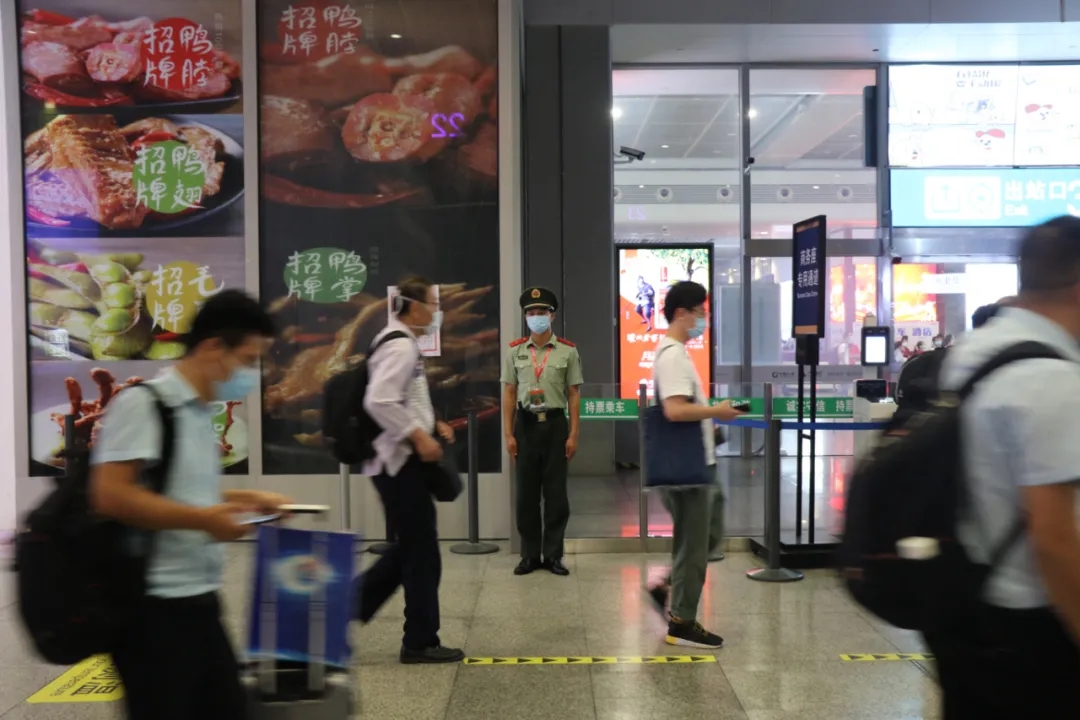 解放军报微信公号|人山人海里，他们是别样的风景