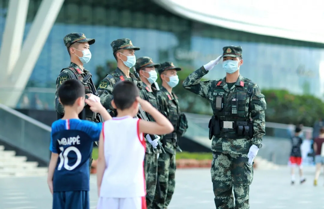 解放军报微信公号|人山人海里，他们是别样的风景