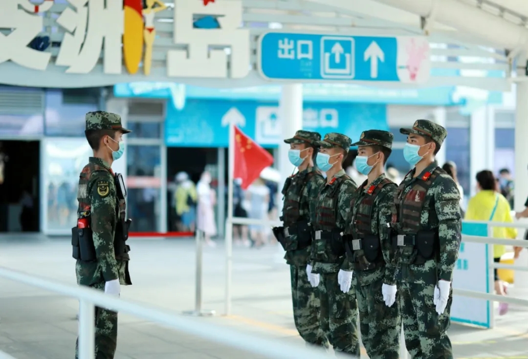 解放军报微信公号|人山人海里，他们是别样的风景