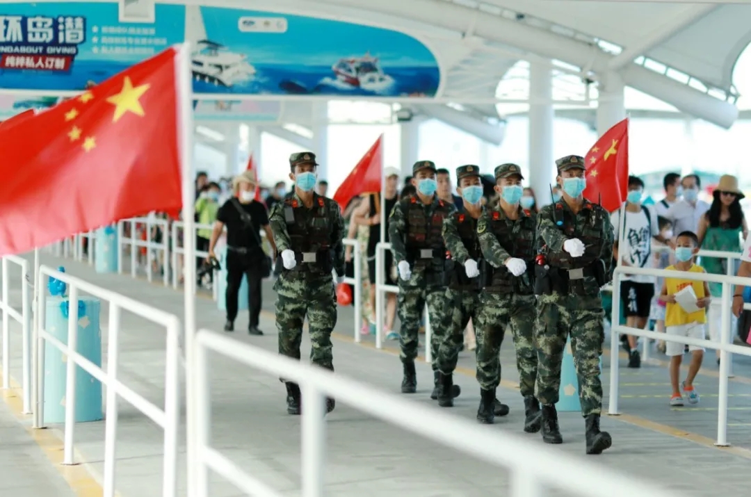 解放军报微信公号|人山人海里，他们是别样的风景