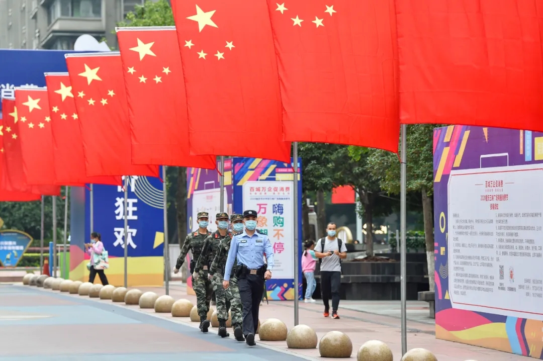 解放军报微信公号|人山人海里，他们是别样的风景