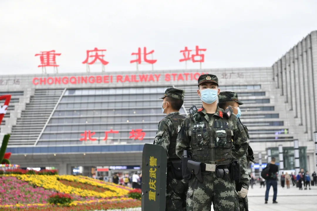 解放军报微信公号|人山人海里，他们是别样的风景