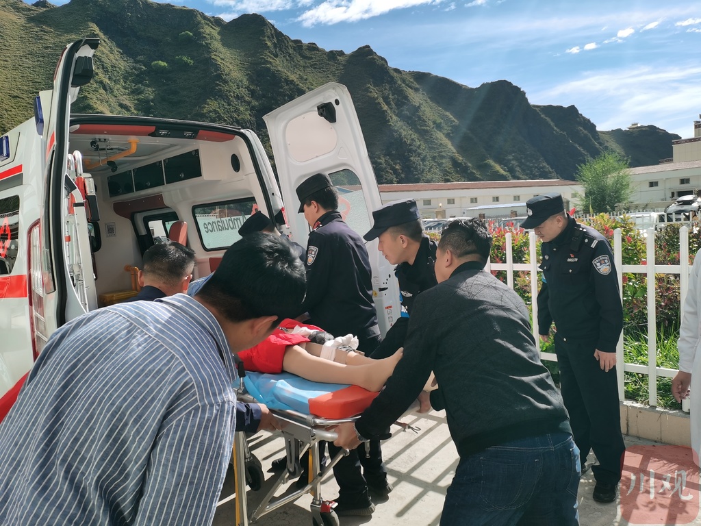 川观新闻|游客新都桥酒店不慎摔倒腿部受伤，甘孜警队全程护送就医