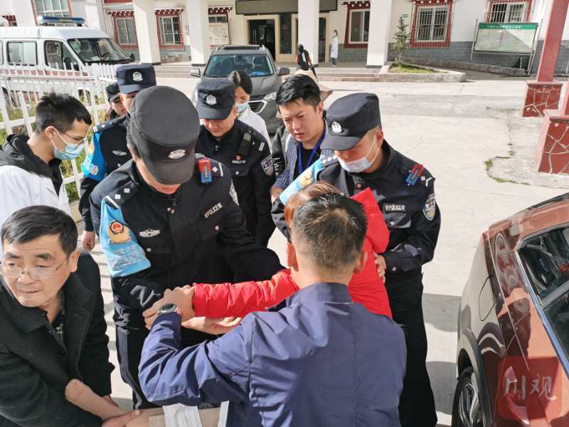 川观新闻|游客新都桥酒店不慎摔倒腿部受伤，甘孜警队全程护送就医