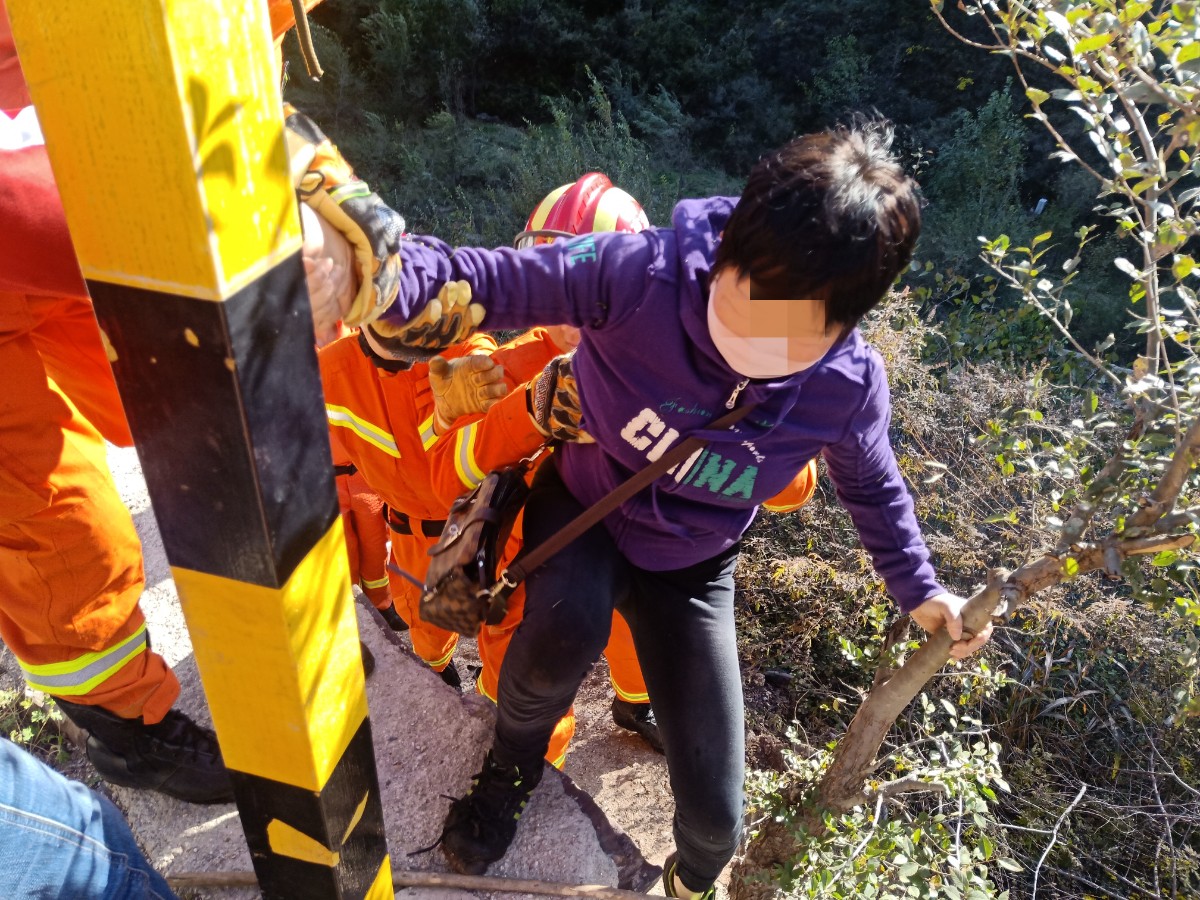 北京日报客户端|上山采蘑菇接连有人被困悬崖！咱不差这一口儿，安全第一