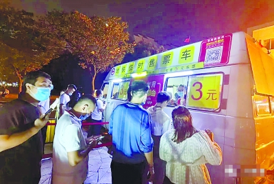 周到|应对10号线豫园站大客流 上海地铁首推站外应急售票车