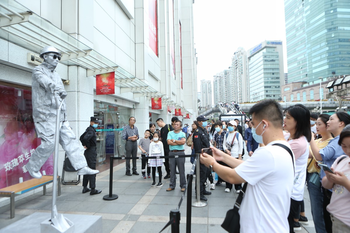 2020国庆黄金周 上海街头太空悬浮表演引市民围观