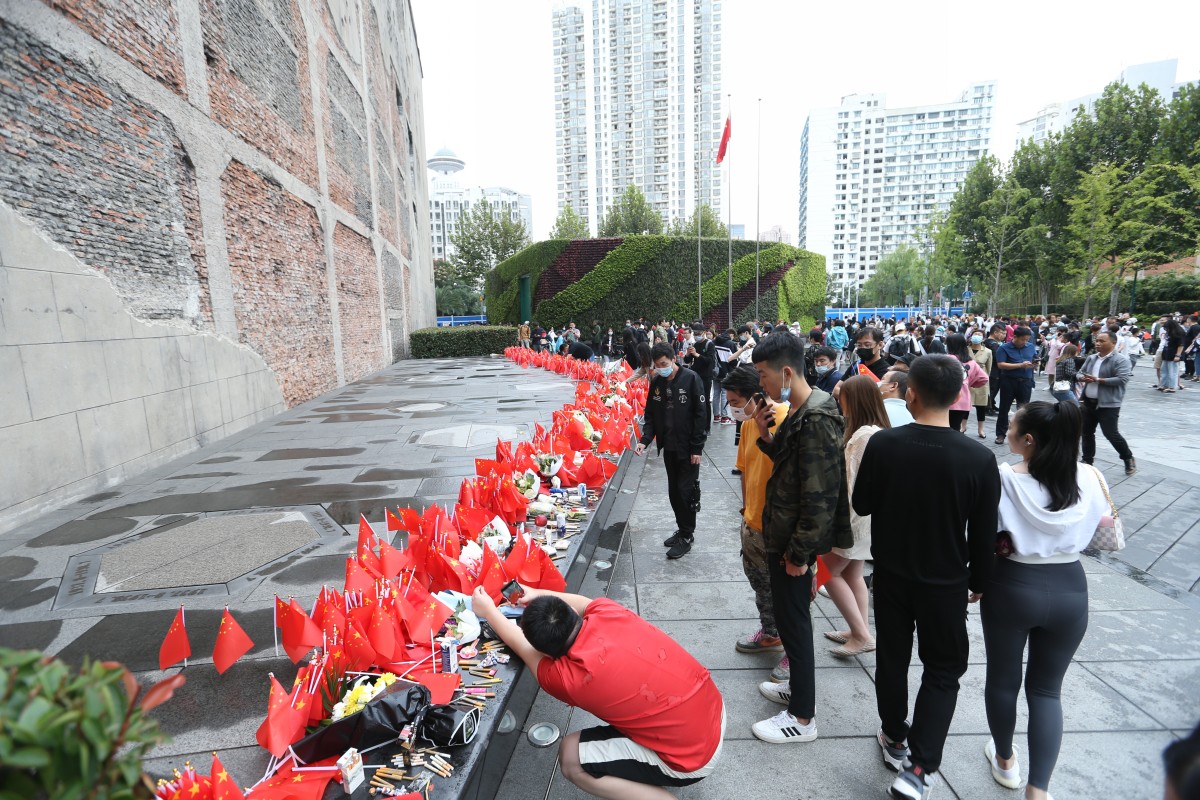 国庆长假上海四行仓库遗址前插满国旗 各地游客纷纷涌来缅怀先烈