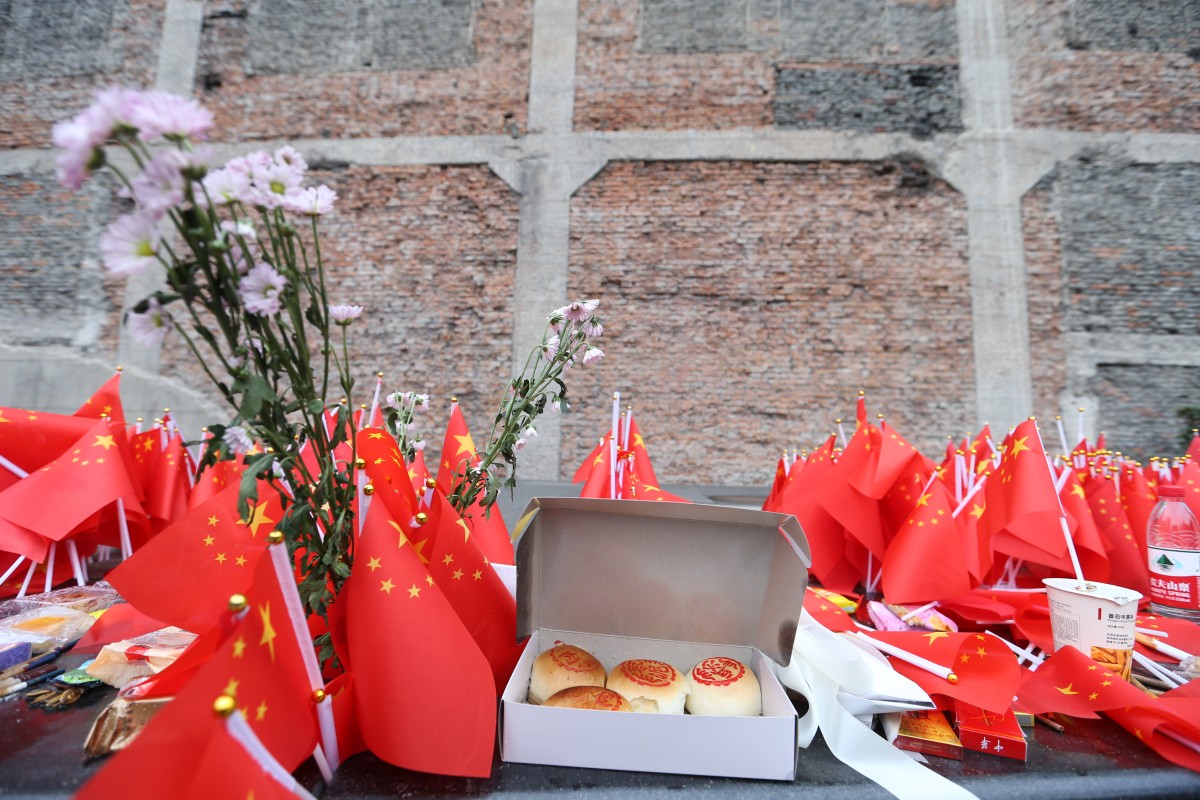 国庆长假上海四行仓库遗址前插满国旗 各地游客纷纷涌来缅怀先烈