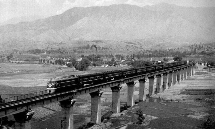 中央广播电视总台央视新闻|新影像丨中国奇迹！从成昆铁路到世界第一高铁网