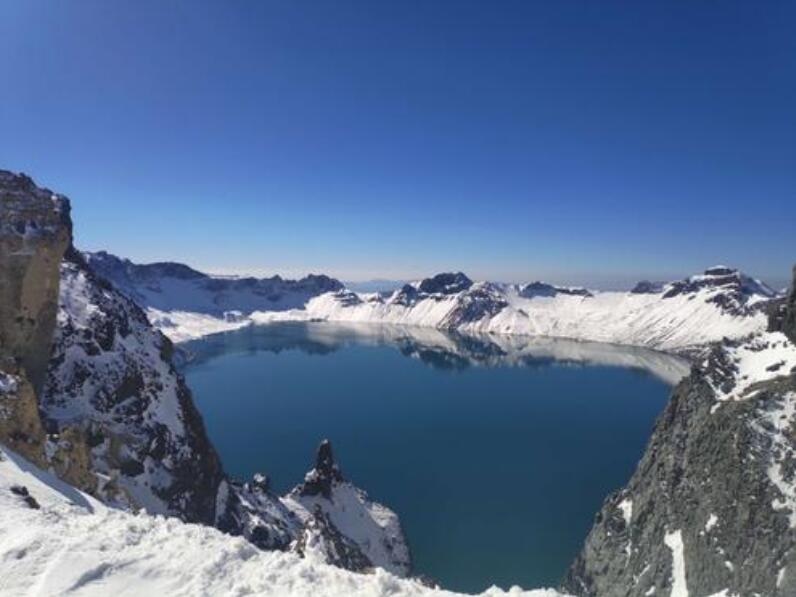 东方网|东方快评丨为长白山景区因降雪全天关闭的安全之举点赞