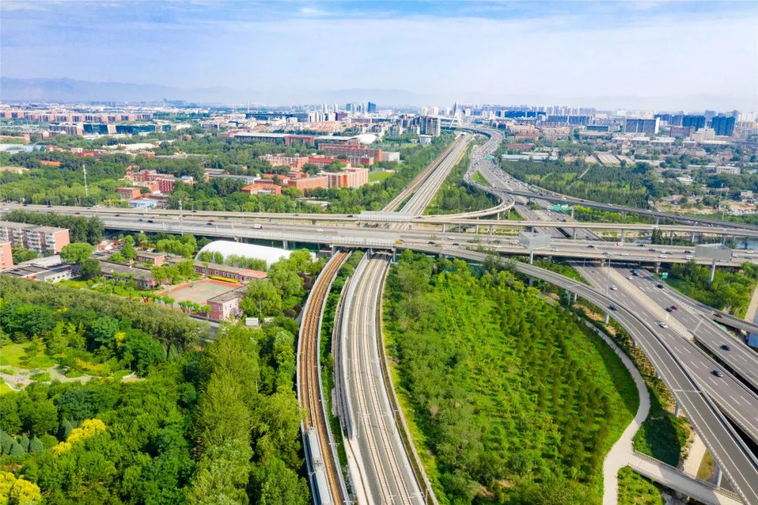 京张铁路遗址公园沿线美图——双清路口▲京张铁路遗址公园沿线眉图