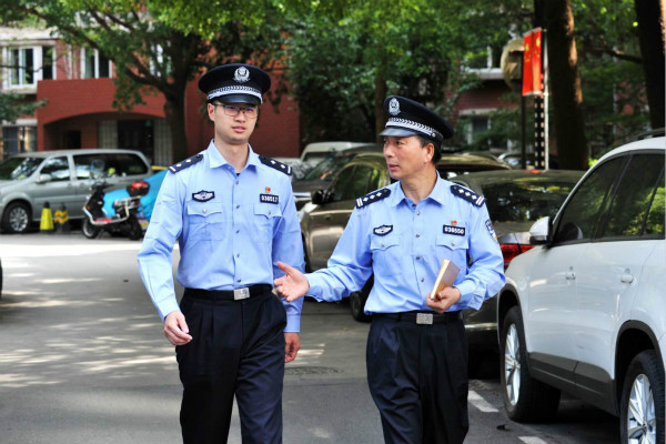 新民晚报|还记得小区的旋转铁门吗？那就是他的发明！看“警营鲁班”如何站好最后一班岗