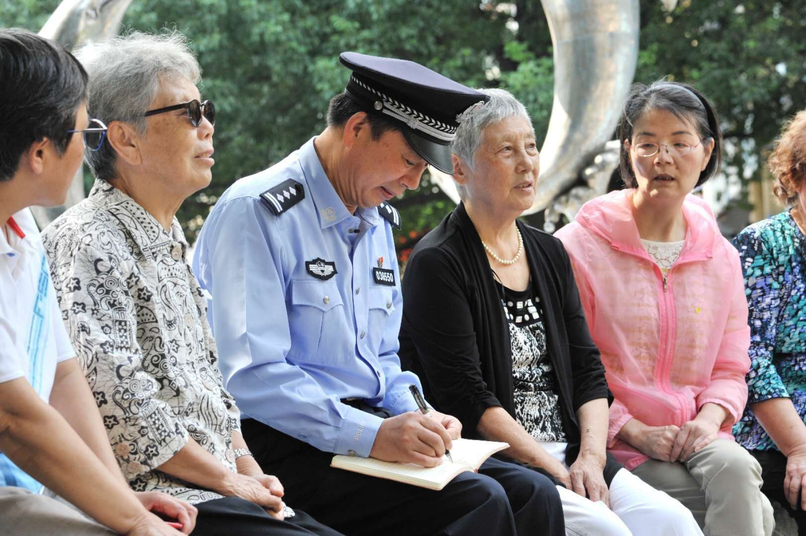 东方网|设计“旋转铁门”的上海民警要退休了！今天完成最后一班岗