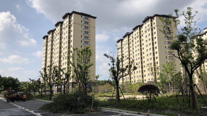 "国庆小长假,莲花南路上的永德宝邸小区基本完工,吸引了闵行区吴泾镇