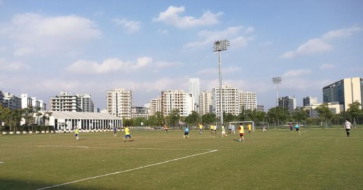 上观|体育公园变亲子圣地：爸爸踢球、妈妈喝茶、孩子玩耍，上海城市运动中心雏形？