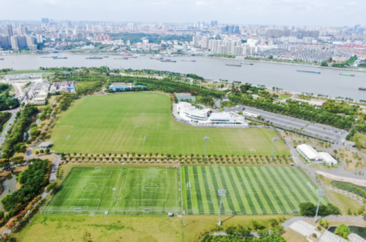上观|体育公园变亲子圣地：爸爸踢球、妈妈喝茶、孩子玩耍，上海城市运动中心雏形？