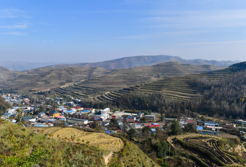 这是10月7日拍摄的青海省西宁市湟中区拦隆口镇卡阳村.