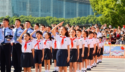 浦东时报|浦东青少年庆祝新中国成立七十一周年暨致敬浦东开发开放三十周年升旗仪式举行