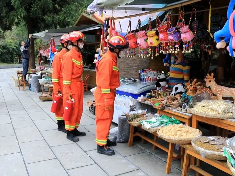 中华人民共和国应急管理部|坚守岗位 守护安全丨他们是节日里“最美的风景”