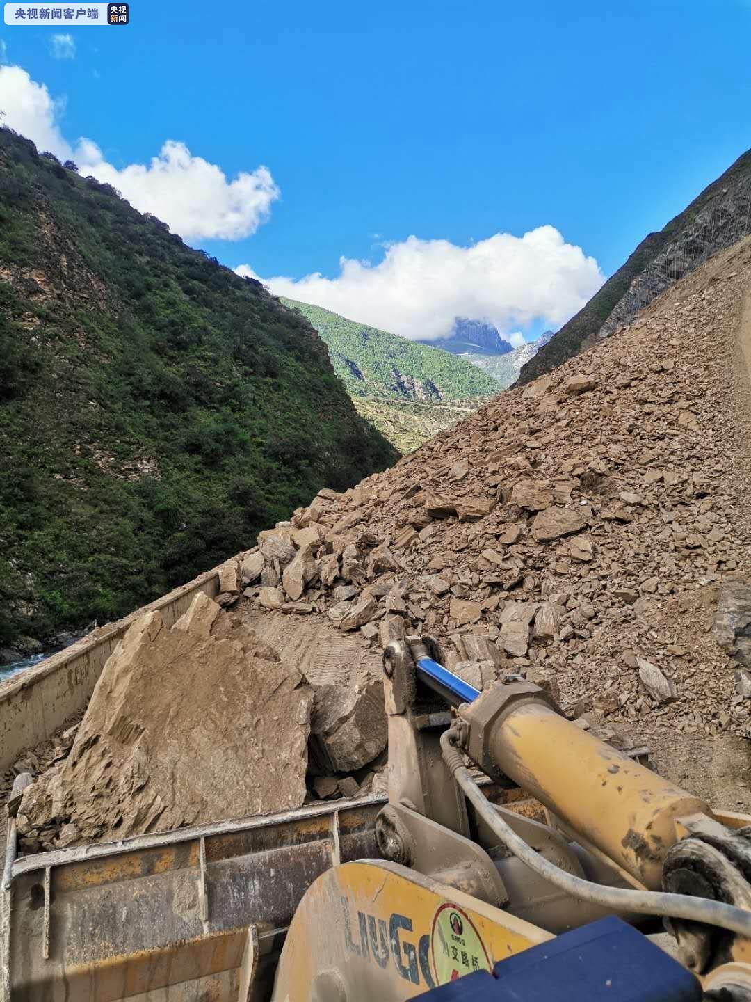 央视新闻客户端|公路G227线四川甘孜稻城段因突发山体崩塌暂时中断 目前正在抢通中