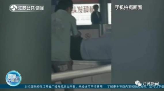 江苏新闻|男子在火车站用手机偷拍 民警看到内容却为他点赞