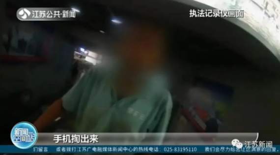 江苏新闻|男子在火车站用手机偷拍 民警看到内容却为他点赞