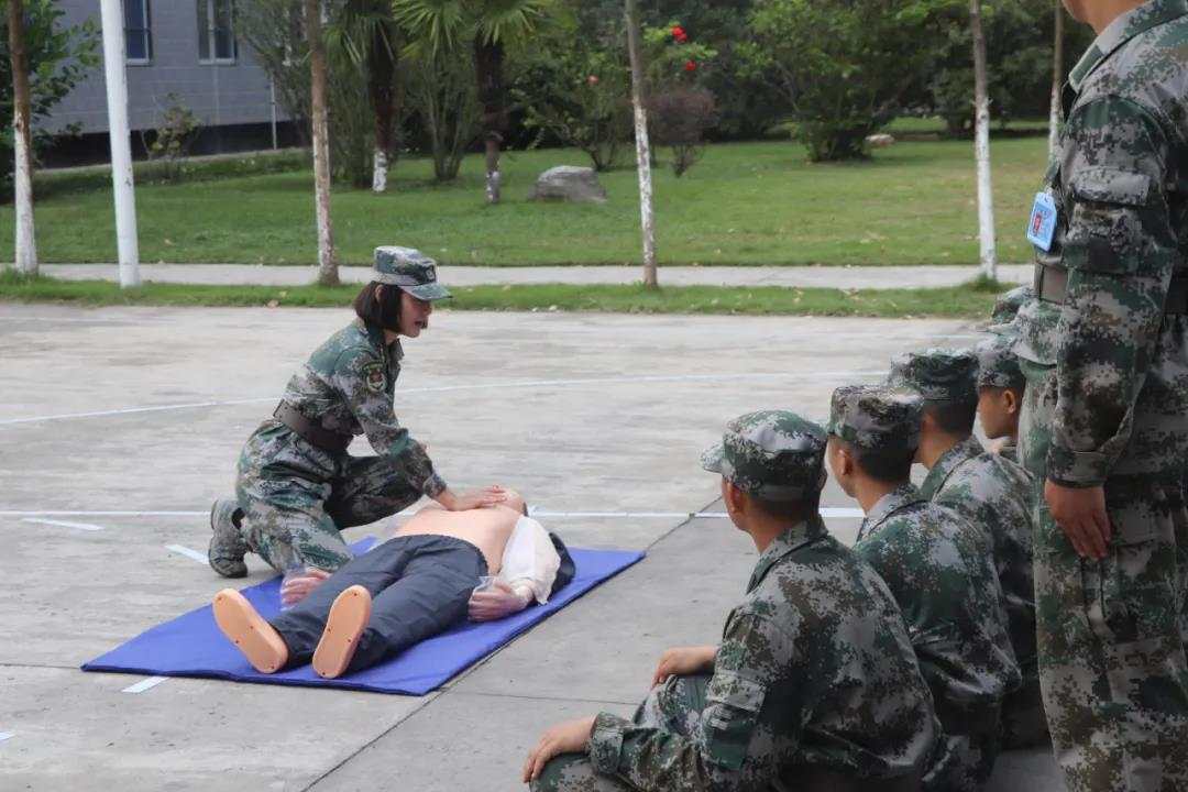 人民前线微信公号|带男新兵的女指导员，真优秀！