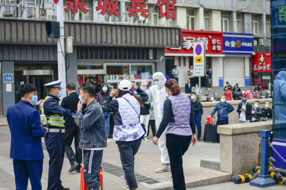 澎湃新闻|济南火车站重启出站登记点