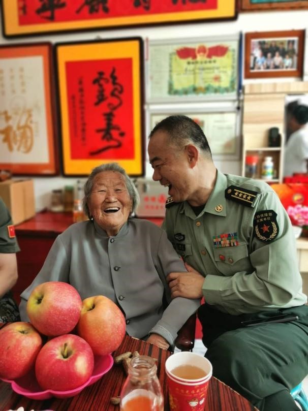 解放军新闻传播中心融媒体|一声“妈”，一生妈！兵儿子们中秋前夕探望烈士妈妈