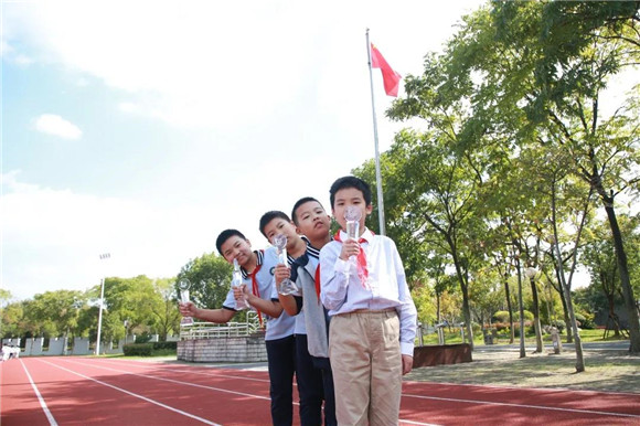 上海中医药大学附属枫泾小学|[金山]枫泾小学:领巾心向党 逐梦新时代-学校第二届“校园金话筒”暨校园电视台主持人选拔大赛圆满落幕