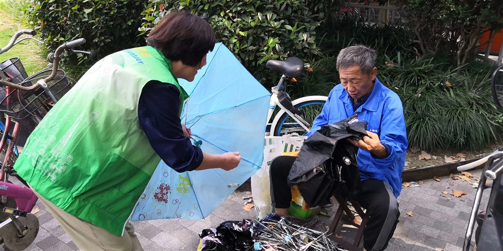 东方网|沪上老社区举行便民服务，居民排队修伞量血压缝衣服