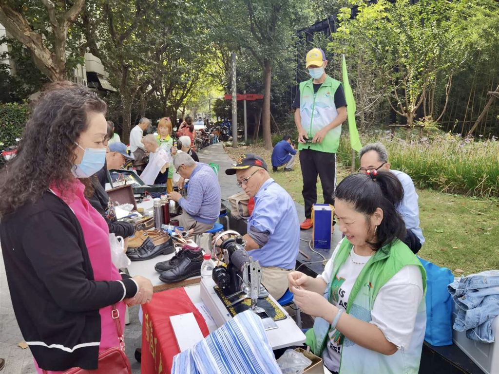 东方网|沪上老社区举行便民服务，居民排队修伞量血压缝衣服