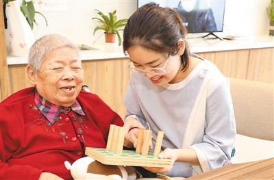 人民日报海外版|上调民生保障待遇不停步