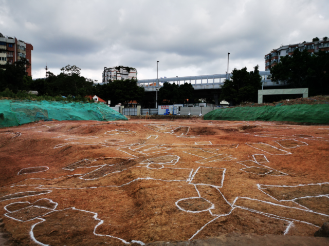 考古发掘现场，古墓葬密集分布