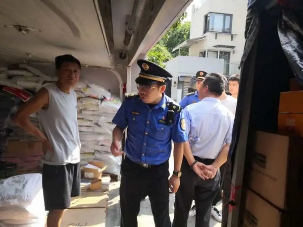 新民晚报|1间屋，32人扎堆住！1间房，43笼宠物扎堆卖！小区之乱，投诉4万多……