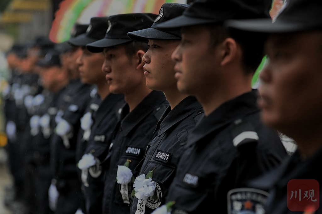 川观新闻|雨阗，一路走好！梨乡群众泪别救人英雄民警