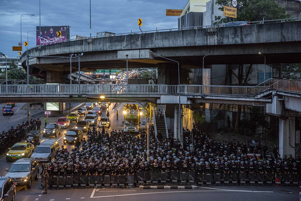 人民视觉|泰国发紧急状态令禁止首都大型集会&#xA0;警察上街维持治安