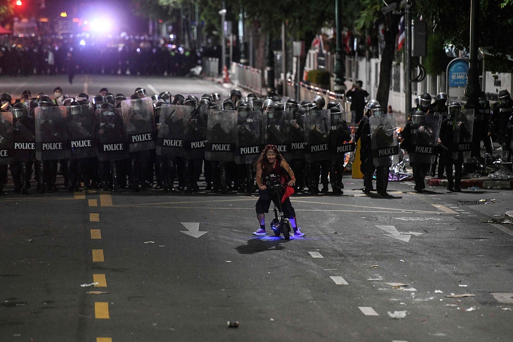 人民视觉|泰国发紧急状态令禁止首都大型集会&#xA0;警察上街维持治安