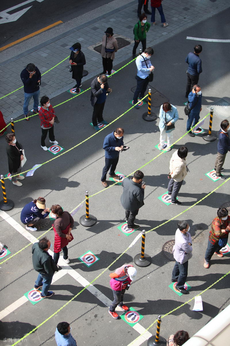 澎湃影像|韩国民众排队接种流感疫苗&#xA0;保持安全距离