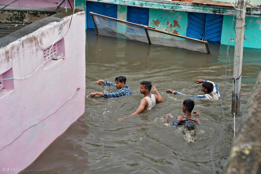 澎湃影像|印度南部海德拉巴市暴雨成灾&#xA0;已致11人死亡