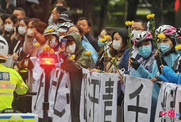 中国网|别了，英雄！数万群众苍溪街头送别李雨阗 警号“035225”永久封存[组图]