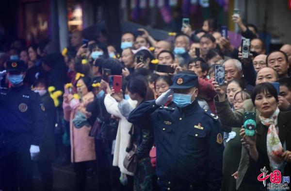 中国网|别了，英雄！数万群众苍溪街头送别李雨阗 警号“035225”永久封存[组图]