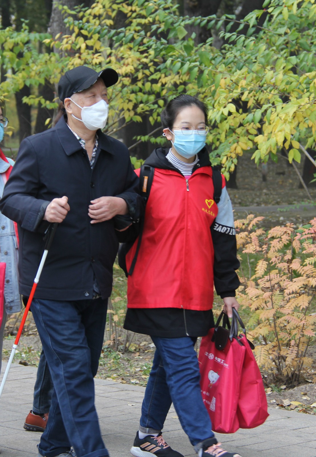 人民日报客户端山西频道|暖心！图书馆组织盲人健步行 让视障人士“看见”秋天