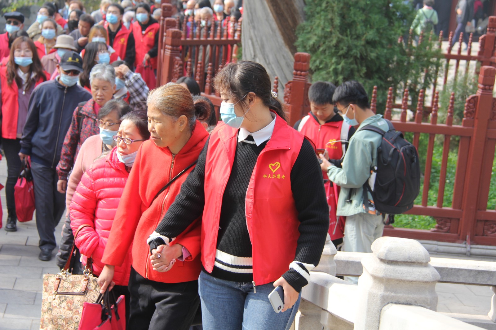 人民日报客户端山西频道|暖心！图书馆组织盲人健步行 让视障人士“看见”秋天